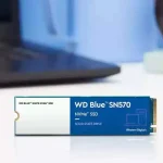 اس اس دی وسترن دیجیتال Blue SN570 1TB M.2 2280 NVMe روبروی یک لپ تاپ