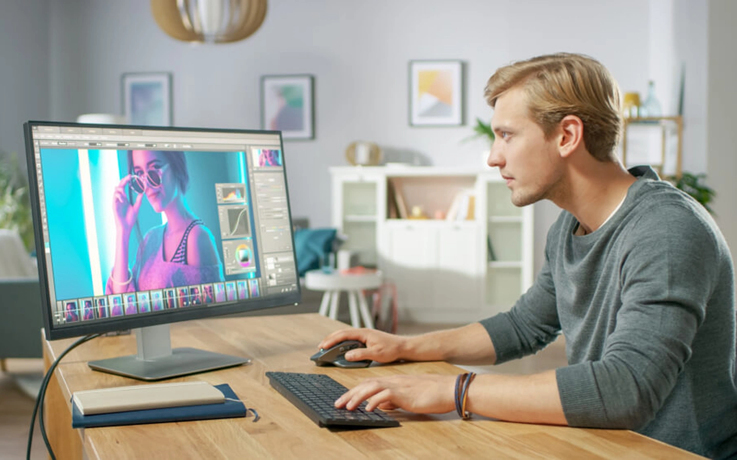 یک مرد سفید پوست در حال کار با کامپیوتر